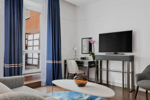 Junior King Suite with Balcony and M Club Lounge Access