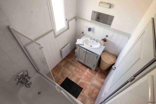 Ένα μπάνιο στο Belle villa moderne 3 chambres, jardins terrasse piscine