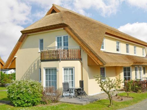 Cette maison au toit de chaume dispose d'un patio et d'une terrasse. dans l'établissement Reethaus Boddenblick - Apt. 16, à Alt Reddevitz