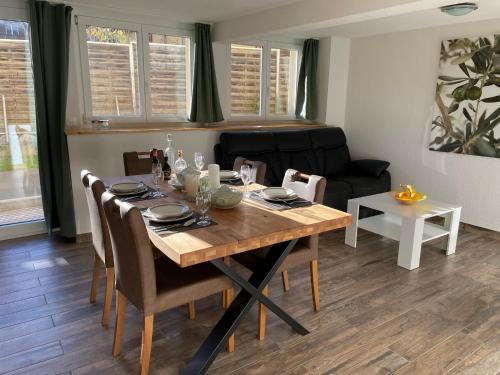 een eetkamer met een tafel en een bank bij Hubel Apartment 14 in Wilderswil