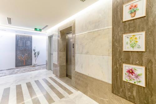 korytarz w budynku z obrazami na ścianie w obiekcie The Seasons Hotel w Medynie