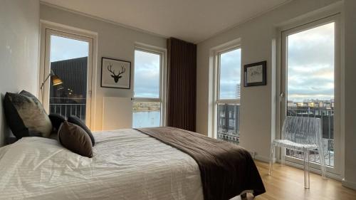 ApartmentInCopenhagen Apartment 1518 في كوبنهاغن: غرفة نوم بسرير ونوافذ مطلة