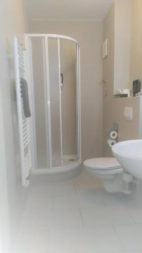 ゲーレンにあるVilla Fernsichtのバスルーム(シャワー、トイレ、シンク付)