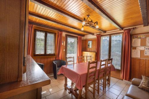 une salle à manger avec une table et des chaises dans l'établissement La rose des vents N 1, à Châtel