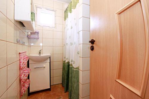 a small bathroom with a sink and a toilet at Domki wczasowe Mazury - Ferienhaus Masuren - do 12 osób - idealny dla grup in Dłużek