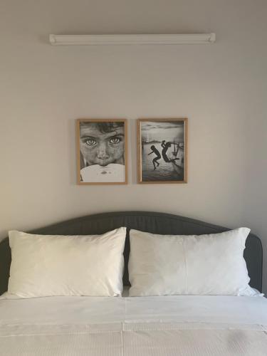 um quarto com três fotografias por cima de uma cama em Casimiro Home em Cesena