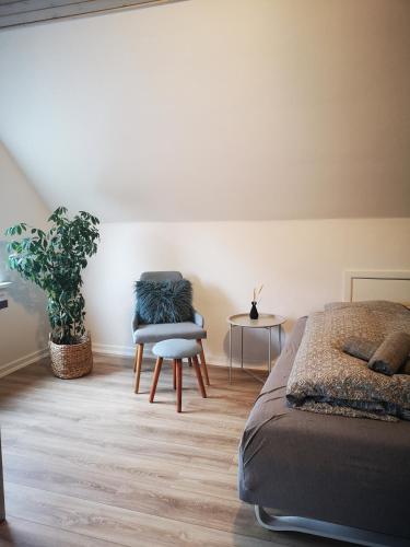 ein Schlafzimmer mit einem Bett und einem Stuhl in der Unterkunft Helle´s casa in Herning