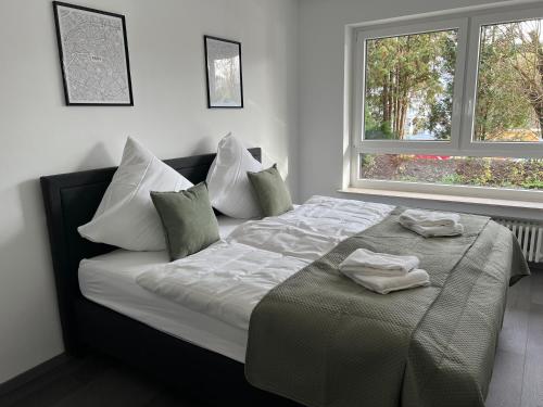 een slaapkamer met een bed met twee handdoeken erop bij Unique geräumige 4 Zimmer Wohnung in Tuttlingen mit Netflix, Sauna und Fitness in Tuttlingen