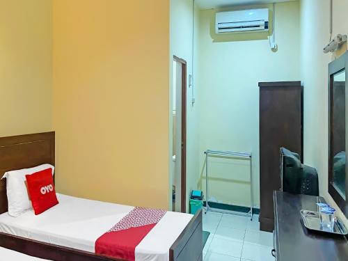 Säng eller sängar i ett rum på OYO 91946 Hotel Gajah Mada Indah