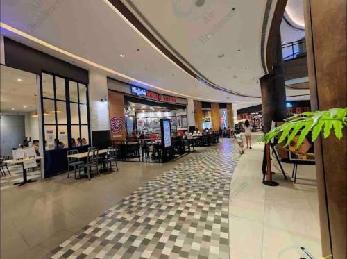 Apartment in Air Residences, Makati with wifi, Netflix, pool, mall and more