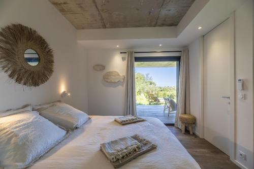 een slaapkamer met een groot bed en een spiegel bij Appartement Stella in Sainte-Lucie de Porto-Vecchio