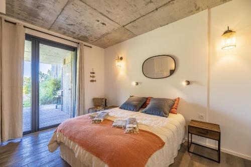 ein Schlafzimmer mit einem Bett und einem großen Fenster in der Unterkunft Appartement Luna in Sainte-Lucie de Porto-Vecchio