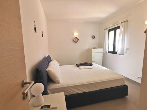 een kleine slaapkamer met een bed en een raam bij Joli appartement face à la mer- St Florent in Saint-Florent