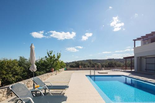Bazén v ubytování Greek Sky - New modern apartment with shared pool nebo v jeho okolí