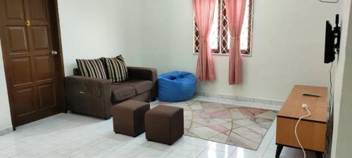 sala de estar con sofá y mesa en RZ Homestay en Kuala Terengganu