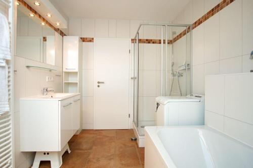 グローセンブローデにあるStrandpark-Grossenbrode-Haus-Wolkenlos-Wohnung-11-Cloud-Elevenの白いバスルーム(洗面台、トイレ付)