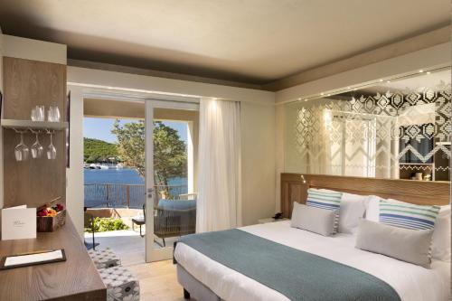 Postel nebo postele na pokoji v ubytování 7Pines Resort Sardinia - A Destination By Hyatt
