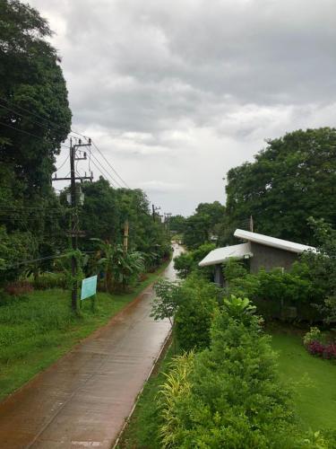 a dirt road with at Hanoii House in Ko Mak