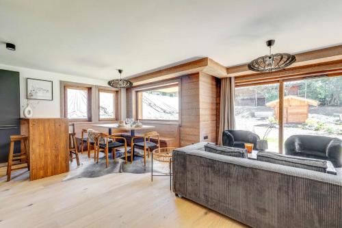 ein Wohnzimmer mit einem Sofa und einem Tisch in der Unterkunft Sublime appartement 3 chambres avec 200m2 jardin in Megève