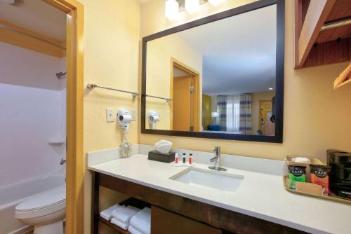 Bilik mandi di Days Inn by Wyndham Batesville