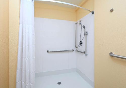 Bilik mandi di Days Inn by Wyndham Batesville