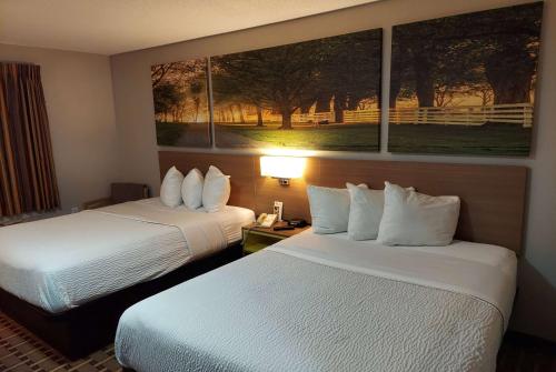 En eller flere senge i et værelse på Days Inn & Suites by Wyndham Huntsville