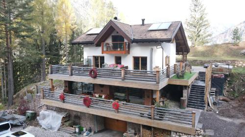 普雷達佐的住宿－Villa Bosca - Adults Only，甲板上有一所红鸟的房子
