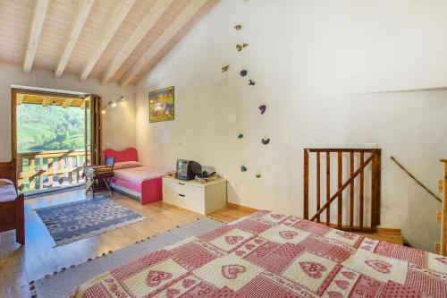 een slaapkamer met een bed en een televisie in een kamer bij Theo House in Lavone