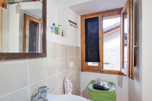een badkamer met een wastafel, een spiegel en een raam bij Theo House in Lavone