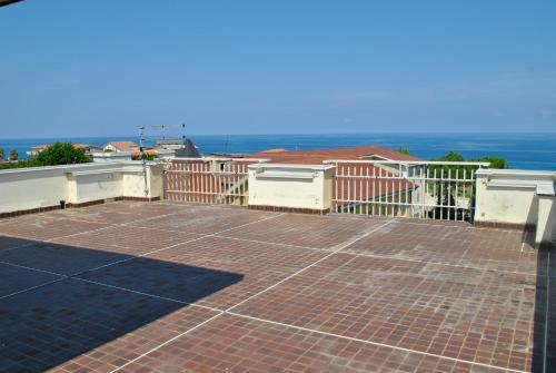 un balcón de una casa con vistas al océano en Casa a Cocca, en Briatico