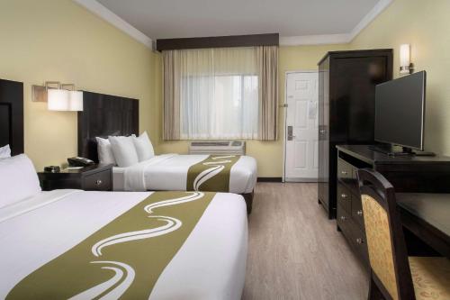 um quarto de hotel com duas camas e uma televisão de ecrã plano em Quality Inn & Suites Gallup I-40 Exit 20 em Gallup