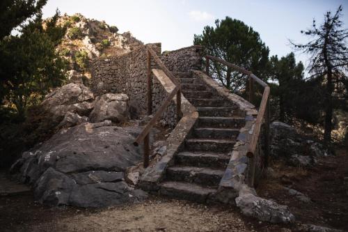 un conjunto de escaleras en la cima de una montaña en Camping TajoRodillo, en Grazalema