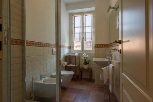 y baño con aseo y lavamanos. en Il Poggio Di Bellagio, en Bellagio