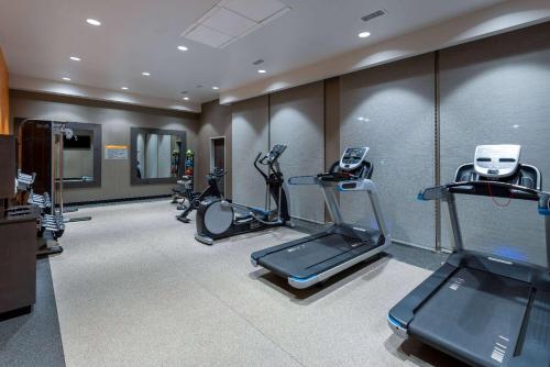 a gym with treadmills and ellipticals in a room at La Quinta Inn & Suites by Wyndham Holbrook Petrified Forest in Holbrook