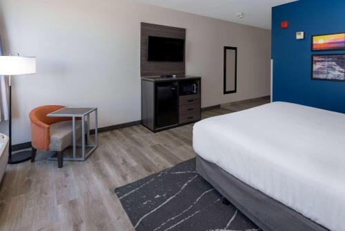 a hotel room with a bed and a desk and a tv at La Quinta Inn & Suites by Wyndham Holbrook Petrified Forest in Holbrook