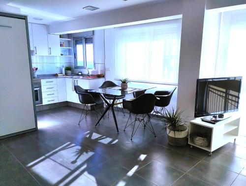 a kitchen with a table and chairs in a room at Precioso apartamento en el Faro de Cullera in Faro de Cullera