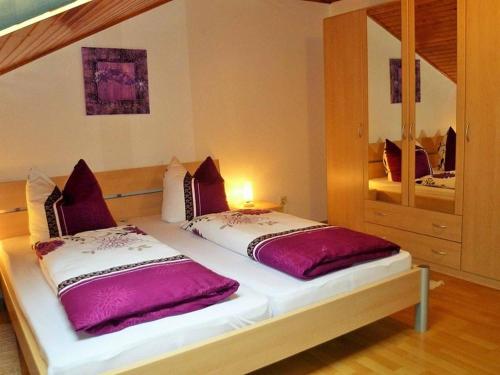 1 dormitorio con 2 camas y un espejo grande en Ferienwohnung Wenzl, en Zandt