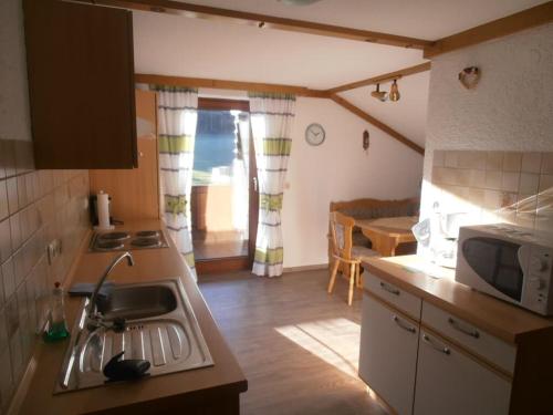 Ferienwohnung Wenzlにあるキッチンまたは簡易キッチン