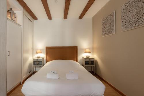 une chambre avec un grand lit blanc avec deux lampes dans l'établissement Travel Homes - Tanneur 3, just next to Little Venice, à Colmar