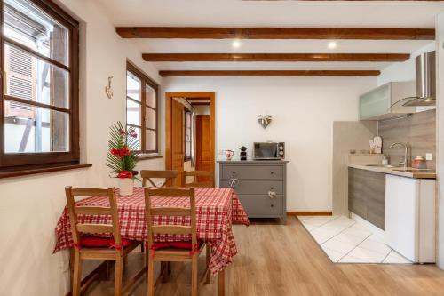 une cuisine et une salle à manger avec une table et des chaises dans l'établissement Travel Homes - Tanneur 3, just next to Little Venice, à Colmar