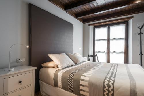 Un dormitorio con una cama grande y una ventana. en Ticolet by Totiaran v2, en Naut Aran (Alto Arán)