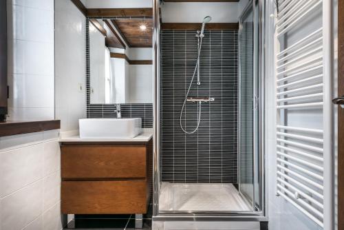 un baño con ducha y lavabo en Ticolet by Totiaran v2, en Naut Aran (Alto Arán)