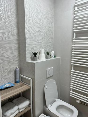 a small bathroom with a toilet and a sink at Atraktivan studio apartman in Zagreb
