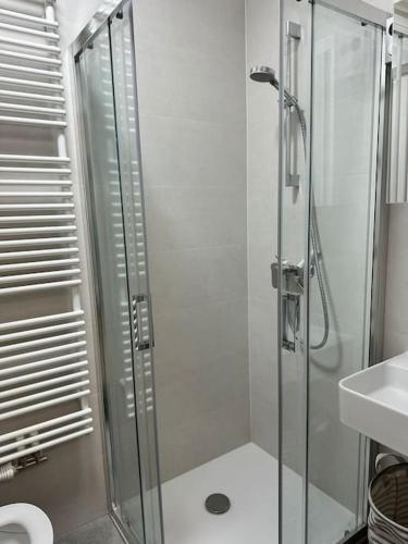 札格雷布的住宿－Atraktivan studio apartman，带淋浴、卫生间和盥洗盆的浴室