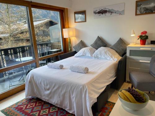 une chambre avec un grand lit avec des serviettes dessus dans l'établissement Apartment Le Pied du Brevent - Walk to Ski Lift, Chamonix Getaway, à Chamonix-Mont-Blanc