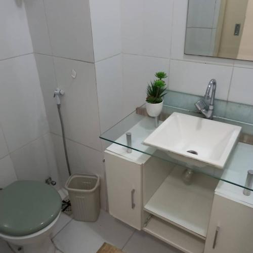 y baño con lavabo, aseo y espejo. en Top quarto e sala lindo, en Río de Janeiro