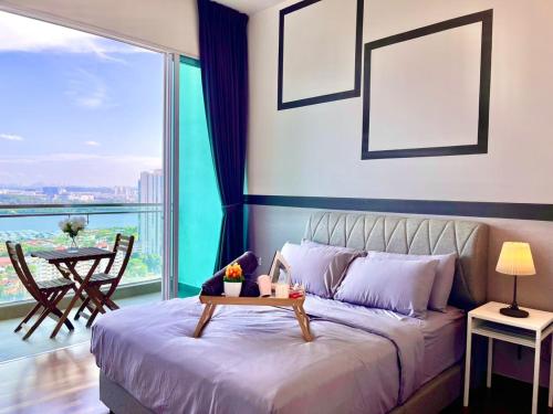 una camera da letto con un letto con un tavolo e una grande finestra di Paragon Suite Homestay by Antlerzone a Johor Bahru