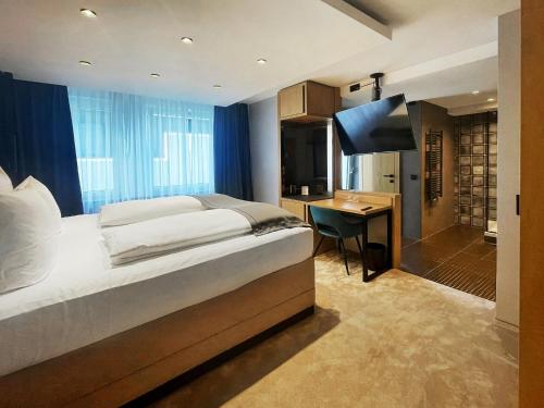Ένα ή περισσότερα κρεβάτια σε δωμάτιο στο DORMERO Hotel Reutlingen
