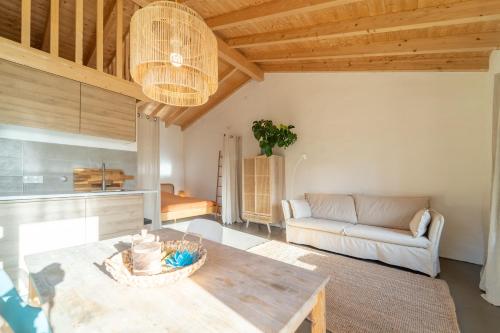 ein Wohnzimmer mit Tisch und Couch in der Unterkunft Casa da Paz in Aljezur