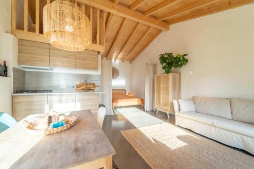 ein Wohnzimmer mit Sofa und Tisch in der Unterkunft Casa da Paz in Aljezur